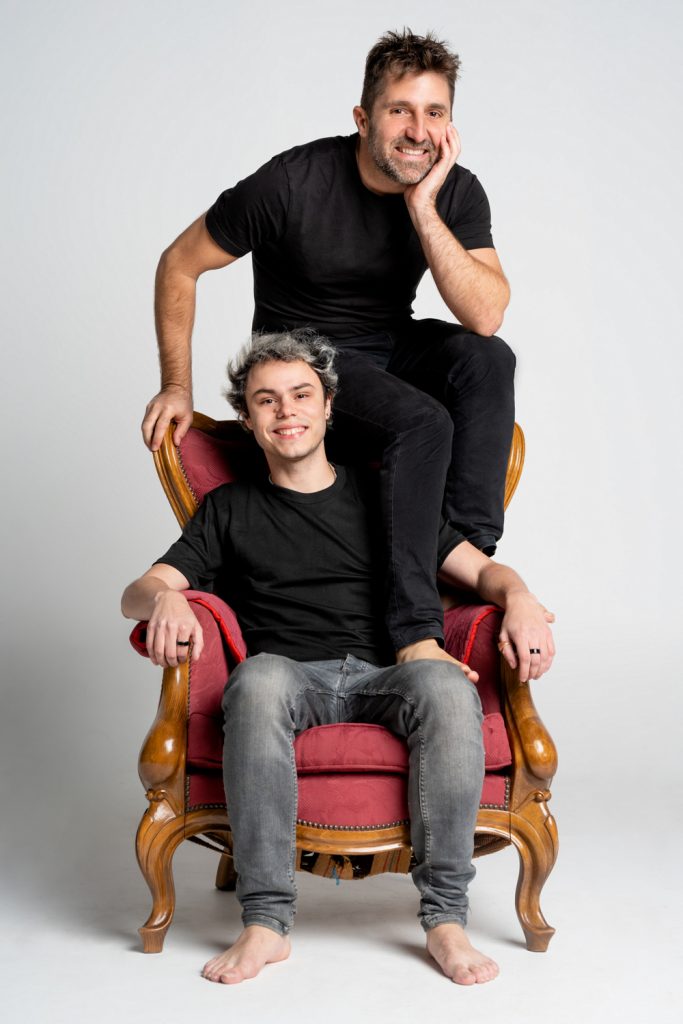 Sergio y Jorge en un sillon